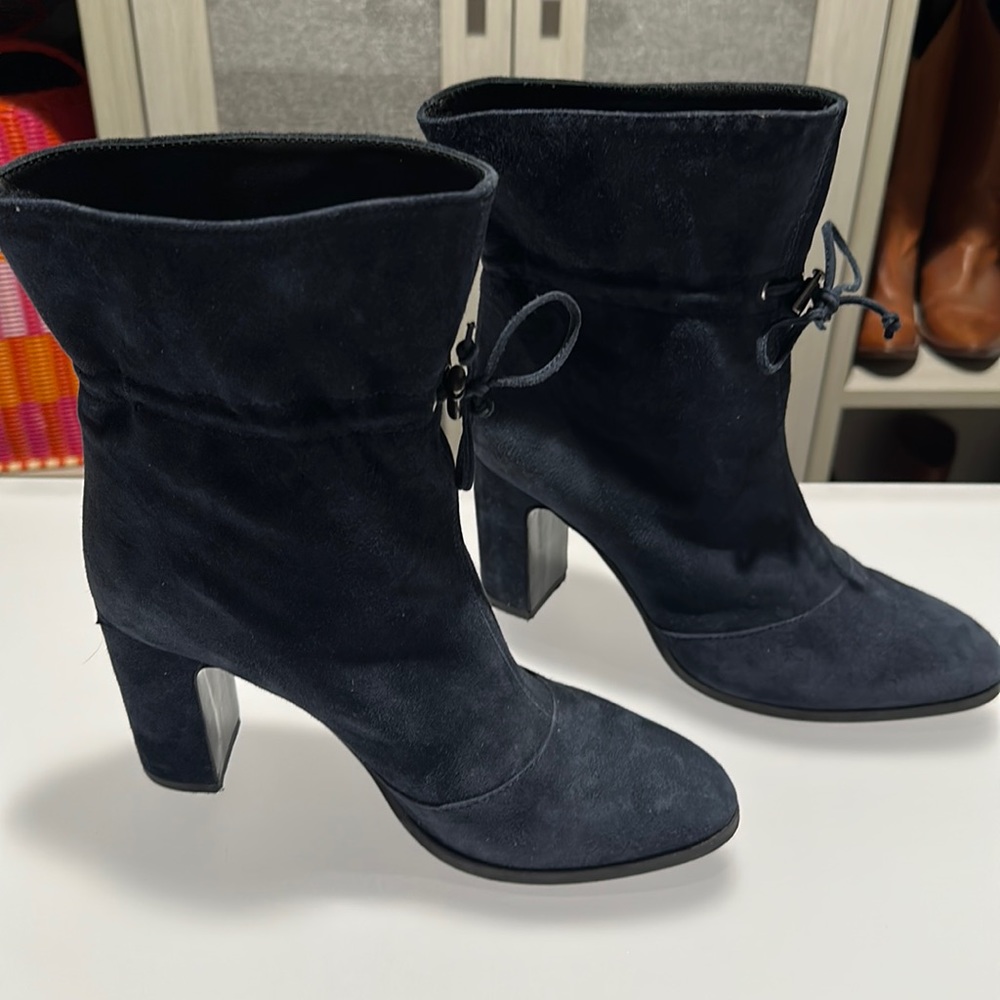 Ann Masbhburn suede booties